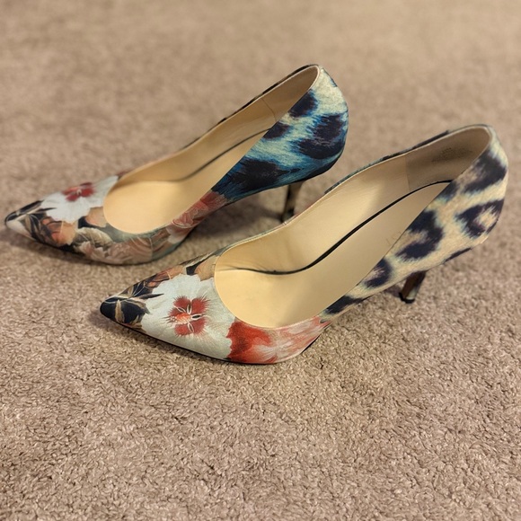 NINE WEST colorful cream base multicolor pump. - Picture 2 of 6